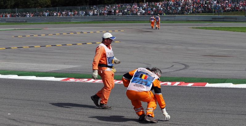 Marshals help in organizing autorace